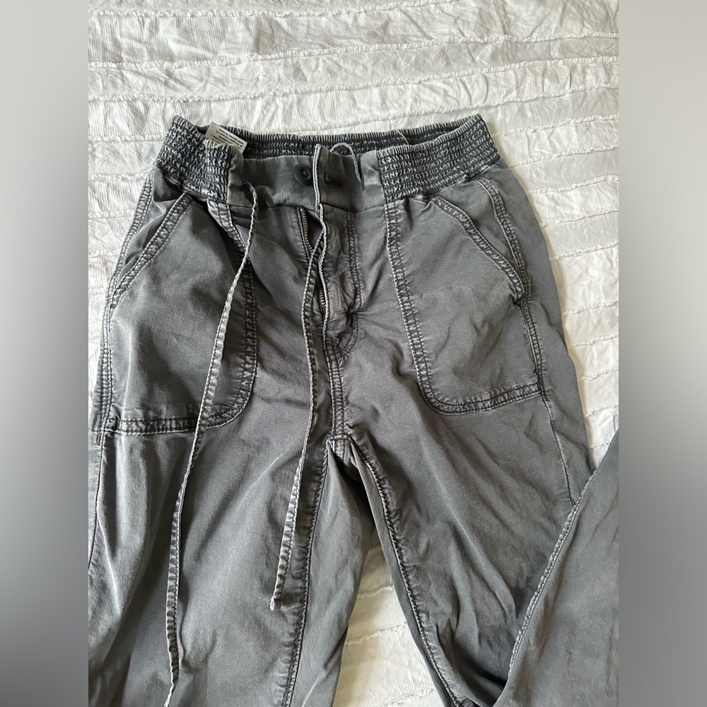 Lightning a black pants American eagle